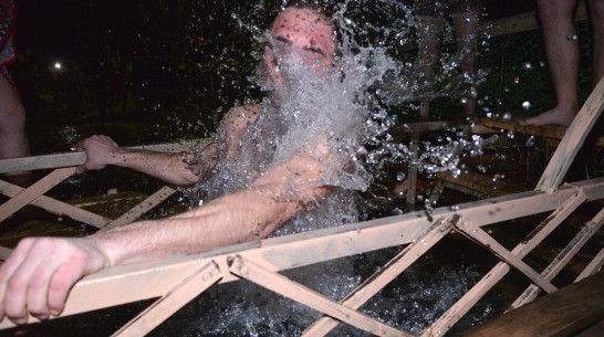 Минздрав: купающимся на Крещение стоит быть осторожными при вакцинации от COVID-19