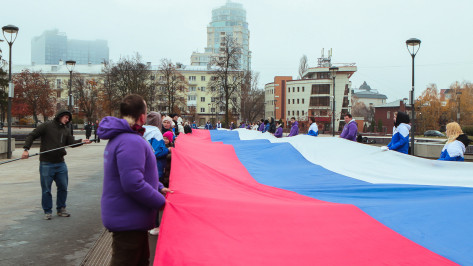 Гигантский флаг России развернули на Советской площади в Воронеже