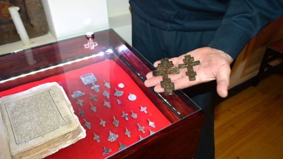 Воробьевский житель подарил музею коллекцию крестов XVII века
