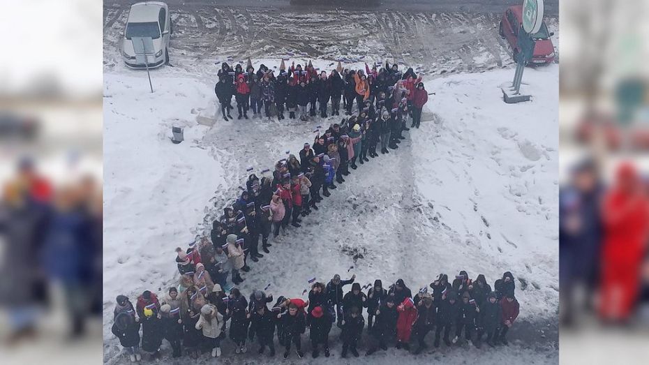 Бутурлиновские студенты выстроились буквой Z в поддержку российских военных