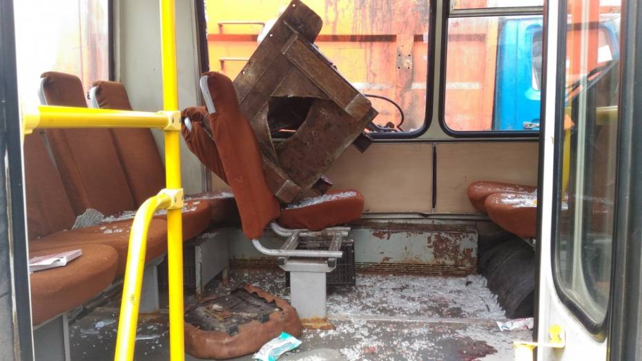 В Воронеже ковш мусоровоза упал на автобус: пострадала женщина