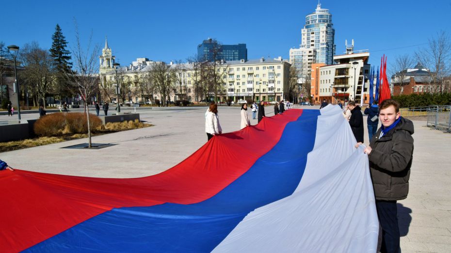 В честь девятой годовщины воссоединения Крыма с Россией в Воронеже развернули государственный флаг