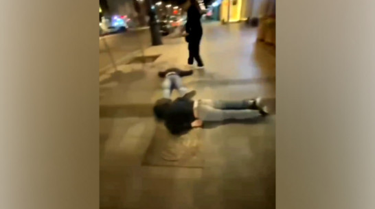 В центре Воронежа троих молодых людей жестоко избили за косой взгляд