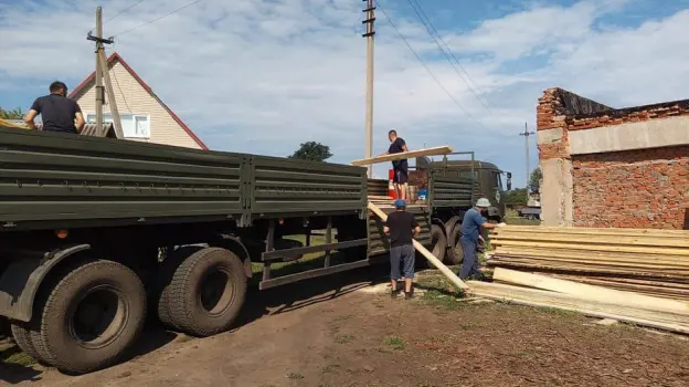 Жители грибановского села Нижний Карачан отправили в зону СВО стройматериалы