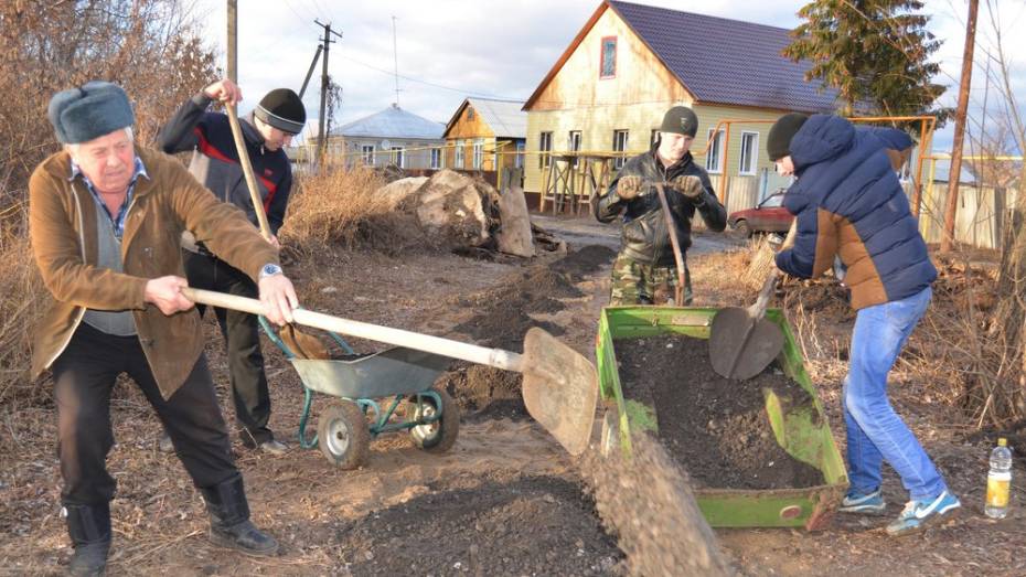 Жители богучарского села Дьяченково начали ремонт дороги