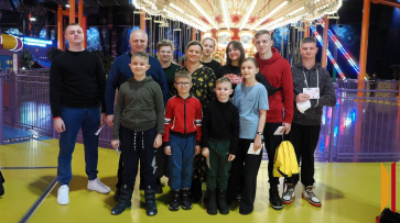 Подарок от воронежского губернатора: многодетная семья Гылка посетила парк аттракционов и океанариум