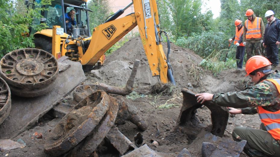 В Воронеже на месте снесенного дома нашли фрагменты советской бронетехники
