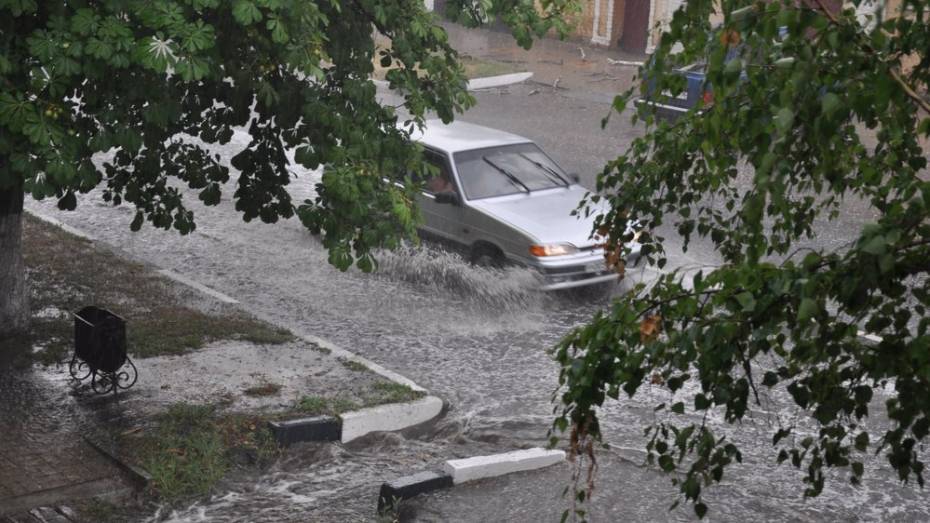 В Павловске ливень затопил дороги и тротуары
