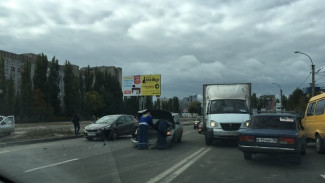 В Воронеже ДТП с 2 легковушками спровоцировало пробку на Остужевском кольце