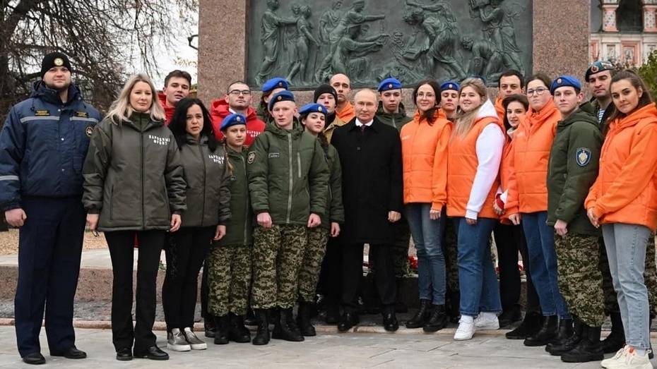 Верхнемамонская школьница с президентом Путиным возложили цветы к памятнику Минину и Пожарскому