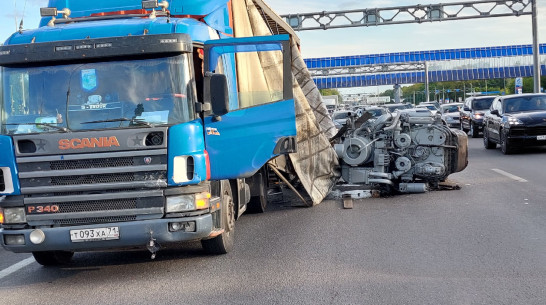 Под Воронежем большегруз «уронил» на «Ладу Гранту» перевозимый двигатель