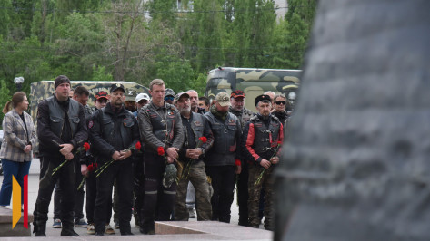 Участники мотомарша «Дороги Победы» возложили цветы у памятника Славы в Воронеже