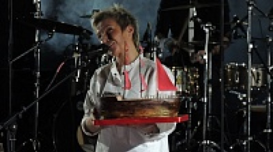 Светлане Сургановой в Воронеже подарили букет из пшеничных колосьев и сладкий кораблик