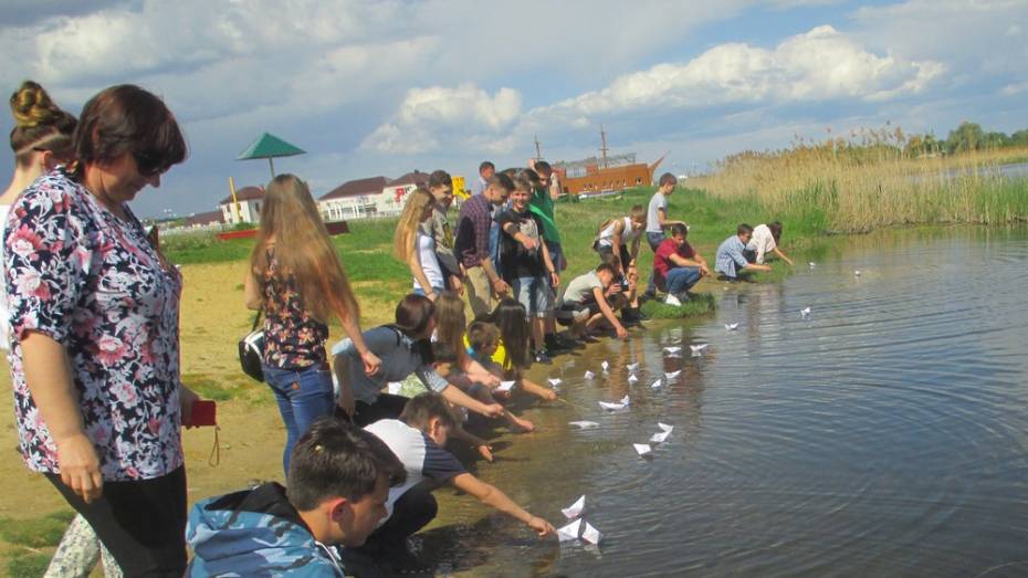 Богучарские детдомовцы спустили на воду 100 бумажных корабликов