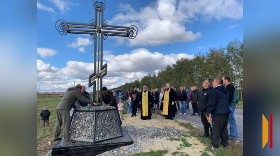 На въезде в панинский поселок Казиновка установили поклонный крест высотой 4 метра