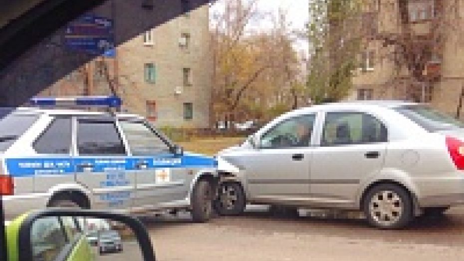 В Воронеже на Димитрова полицейские столкнулись с автоледи на китайской Chery