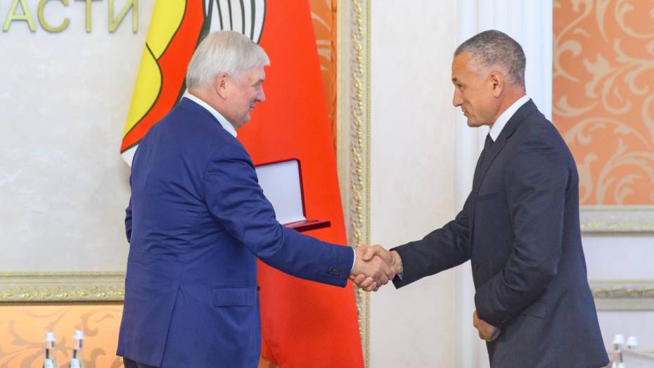 Губернатор вручил зампреду правительства региона Алексею Гиричеву почетный знак «Благодарность от Земли Воронежской»