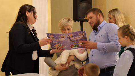 Молодым мамам из Воронежской области торжественно вручили свидетельства о рождении детей
