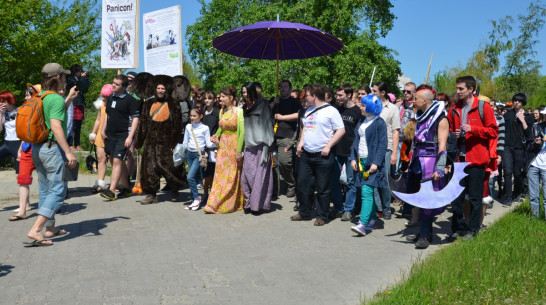 В Воронеже на фестивале аниме девушка-вампир ходила за руку со своим гробом