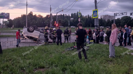Машина перевернулась на крышу после ДТП в Северном микрорайоне Воронежа