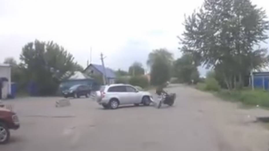 В сети появилось видео ДТП с внедорожником и мотоциклом в Воронеже 