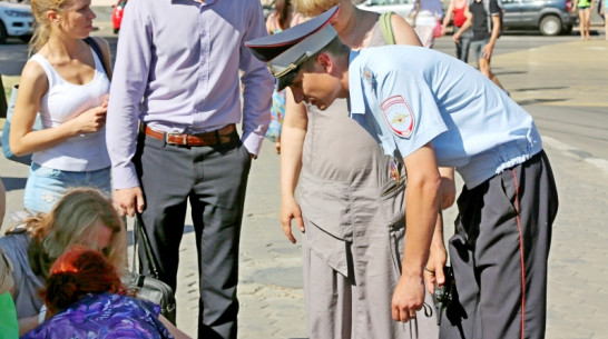 В Воронеже инспектор ДПС помог упавшей в обморок пенсионерке