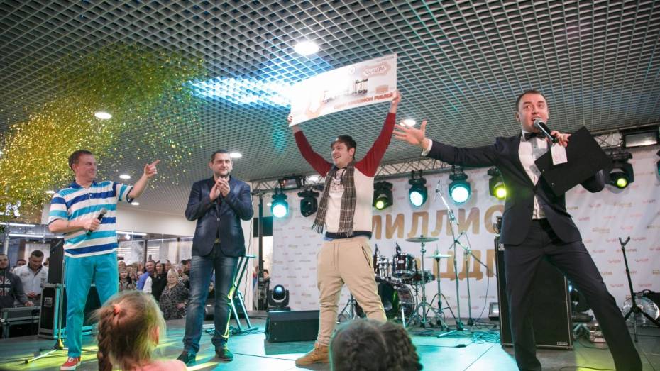 В день открытия ТЦ ЦДМ  вручил сертификат на миллион воронежскому победителю акции 
