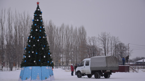 На главной площади Поворино установили елку