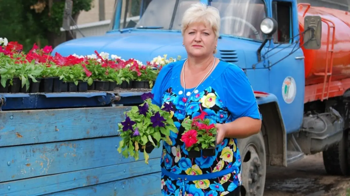 Россошанцы воруют цветы с городских клумб