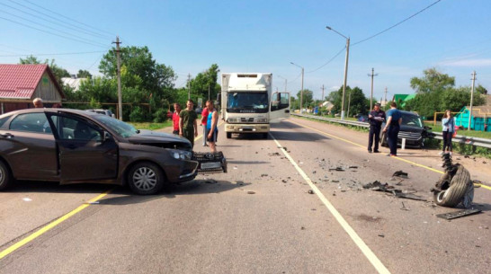 Трое детей пострадали при столкновении «Лады» и кроссовера на трассе в Воронежской области