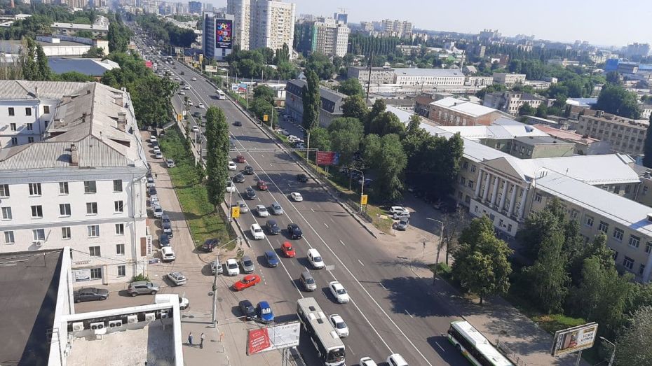Еще не работающая выделенка вызвала затор на Московском проспекте Воронежа