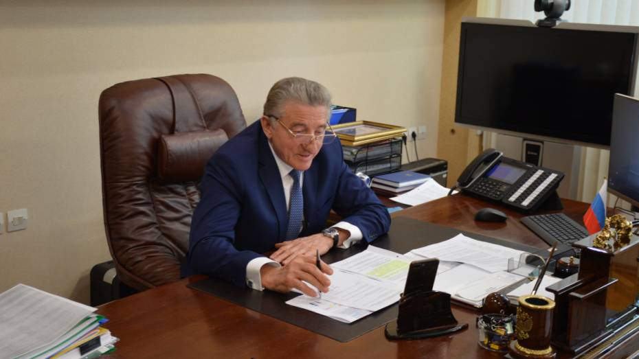Воронежский сенатор Сергей Лукин направил поздравление медикам