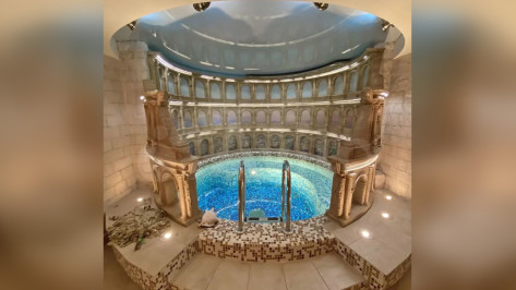 Коттедж с бассейном в стиле Древнего Рима продают в Воронеже почти за 60 млн рублей
