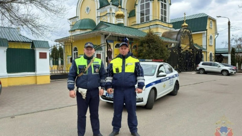 Воронежские полицейские помогли беременной женщине добраться до больницы