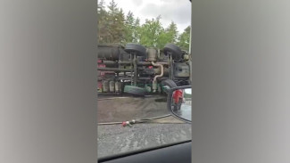 Аварию с двумя перевернувшимися машинами, вызвавшую пробку на выезде из Воронежа показали на видео