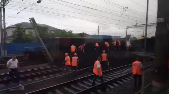 Видео: 6 вагонов сошли с путей в Воронежской области