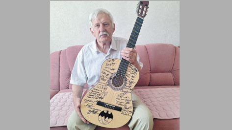 Бойцы СВО подарили хохольскому барду гитару