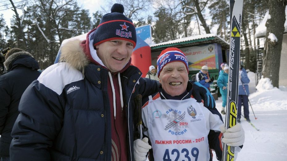 Олимпийский чемпион поблагодарил старейшего участника воронежской «Лыжни России»