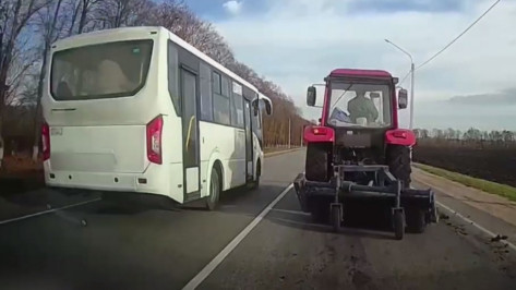 Водитель воронежского автобуса обогнал медленный трактор и был оштрафован на 5 тыс рублей