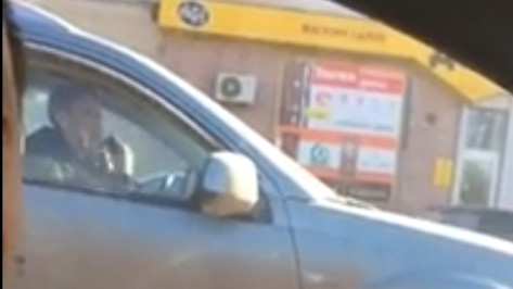 Воронежцы сняли на видео бреющегося за рулем мужчину