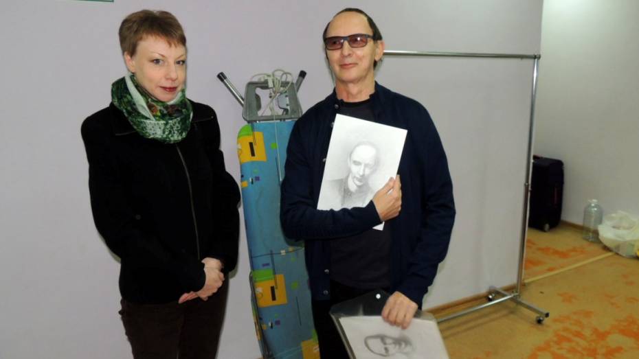 В Воронеже поклонницы одарили группу «Пикник» картинами и футболками