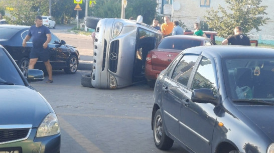 В Лисках Mercedes-Benz опрокинулся после наезда на бордюр