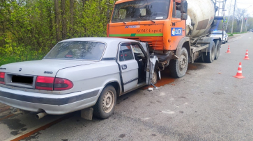 Водитель «Волги» погиб в Воронеже при лобовом столкновении с цементовозом