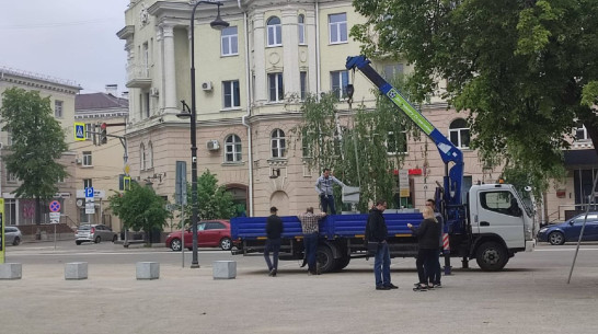 Забор на Советской площади в Воронеже заменили на бетонные кубы