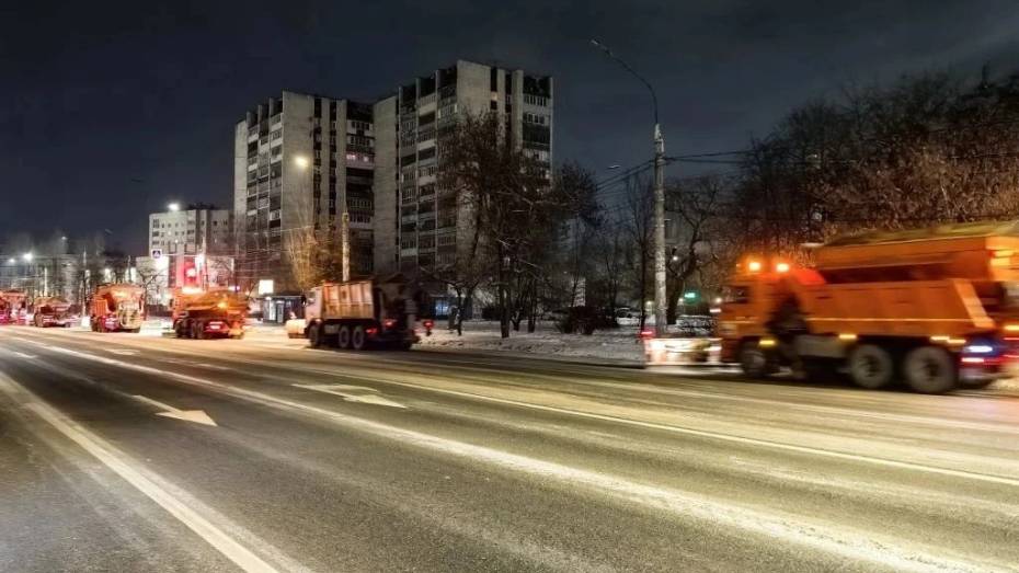Из Воронежа за ночь вывезли более 2,7 тыс кубометров снега