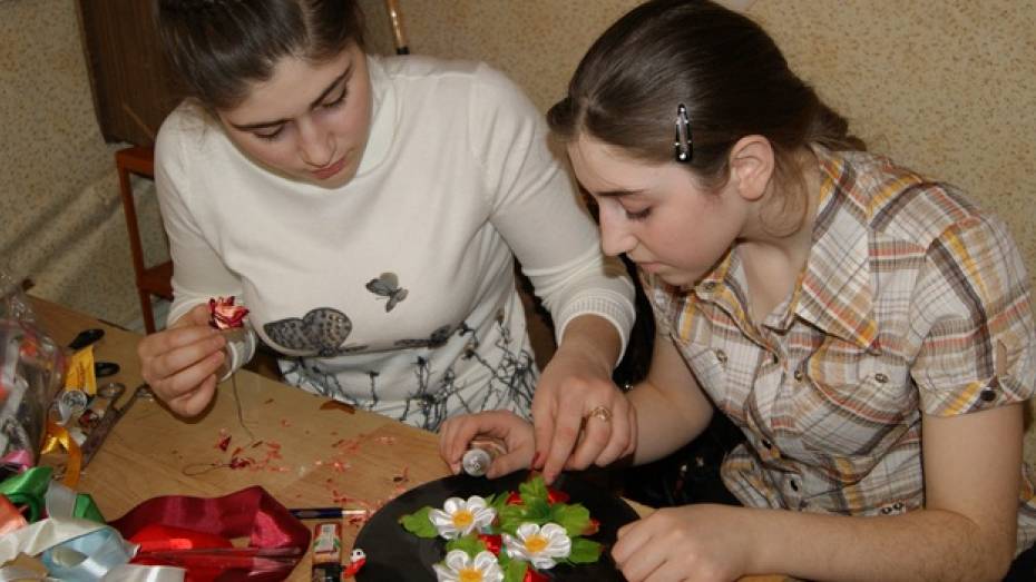 Юные рукодельницы из Поворинского района освоили «цумами канзаши»