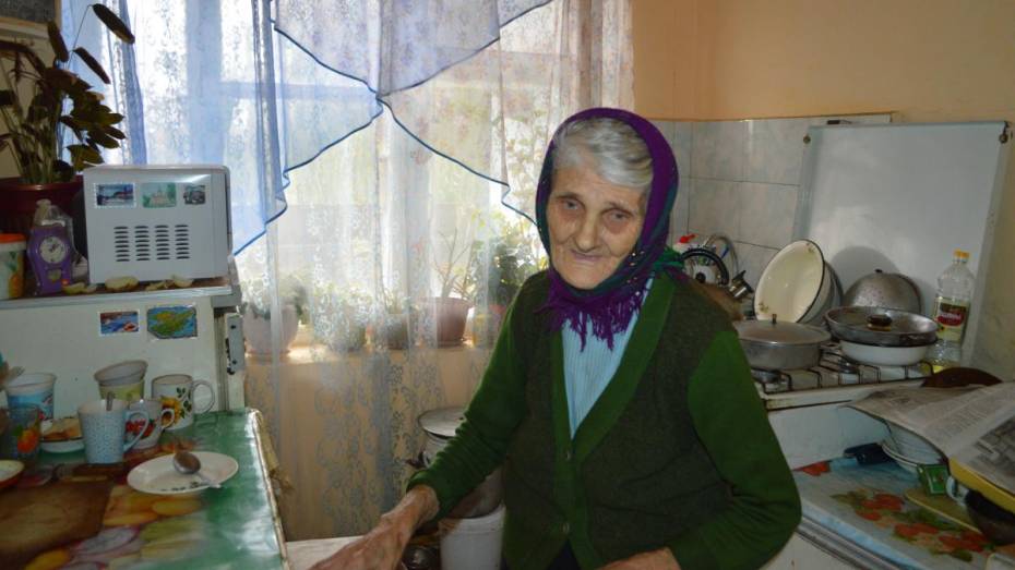 Бедствующей под Воронежем матери-героине привезли уголь и поставили дверь