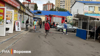 Гаражи возле Кольцовского рынка в Воронеже загорелись из-за замыкания