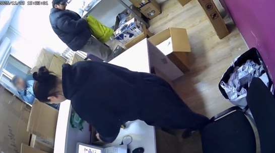 Воронежец ярко накрасил брови и оделся в черное, чтобы украсть 4 телефона и наушники из пункта выдачи