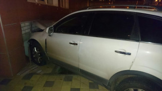 В Воронеже иномарка проломила два забора и врезалась в дом